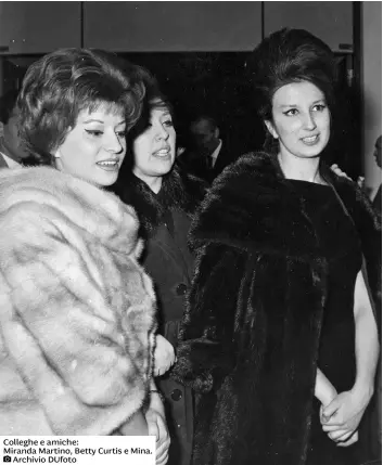  ?? ?? Colleghe e amiche:
Miranda Martino, Betty Curtis e Mina.
Archivio Dufoto