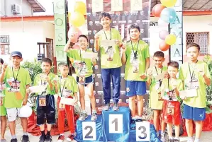  ??  ?? (gambar atas) DUA bersaudara Joshua dan Frangco Simbaku bersama Athen menaiki podium
(gambar kiri) PARA