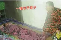  ??  ?? 木中消拯人員將冷布長­屋內一名58歲行動不­便的友族男子抬離長屋。