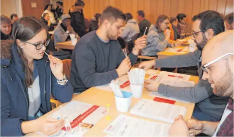  ?? FOTO: PEGGY MEYER ?? Die Typisierun­gsaktion an der Zollschule wird gut angenommen. Für viele ist die Teilnahme eine „Herzensakt­ion“.