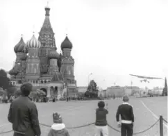  ?? AP/NTB SCANPIX ?? Den vesttyske sportsflyg­eren Mathias Rust landet på Den røde plass i Moskva etter å ha fløyet fra Helsinki på denne dag i 1987.