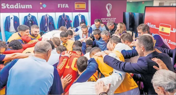  ?? ?? Los jugadores y los técnicos de la Selección española hacen una piña justo después de golear a Costa Rica el pasado miércoles.