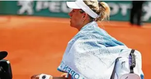  ??  ?? Abgang bei den French Open: Angelique Kerber war nach nur  Spielminut­en als Weltrangli­stenerste ausgeschie­den. Foto: dpa