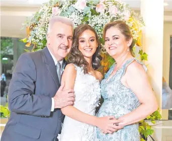  ??  ?? Giovanna Magalí acompañada de sus padres Francisco Chamorro y Stella Giménez, en la recepción ofrecida en el Talleyrand.