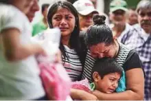  ?? AFP ?? Bereaved relatives of a victim who died in the earthquake express their grief in a cemetery at Juchitan on Sunday.