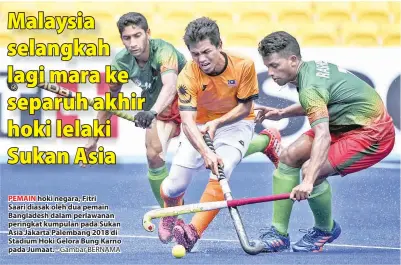  ?? - Gambar BERNAMA ?? PEMAIN hoki negara, Fitri Saari diasak oleh dua pemain Bangladesh dalam perlawanan peringkat kumpulan pada Sukan Asia Jakarta Palembang 2018 di Stadium Hoki Gelora Bung Karno pada Jumaat.