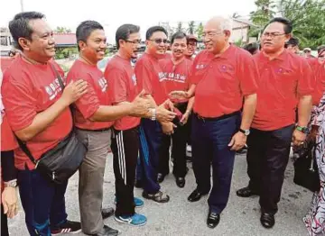  ?? FILE PIC ?? Education Minister Datuk Seri Mahdzir Khalid (second from right) wit Urban Wellbeing, Housing and Local Government Minister Tan Sri Noh Omar (right) greeting teachers during the closing ceremony of Kenduri Rakyat Guru Aktif 1Selangor in Tanjong Karang...