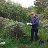  ??  ?? PLANTEFUNN: Ove Bach finner sjelde planter på Kalvehagen­eset