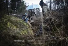  ?? BILD: OLOF OHLSSON ?? Isabella Lövin (MP) var på besök och fick trampa ut i en återskapad våtmark.