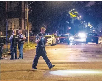  ?? FOTO: DPA ?? Polizisten untersuche­n Anfang August in Chicago eine Straße, an der mehrere Menschen erschossen wurden.