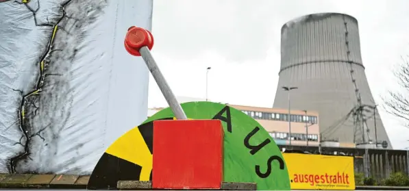  ?? Foto: Lars Klemmer, dpa ?? Ein symbolisch­er Hebel zum Abschalten des AKW-Emsland. Vor einem Jahr ging die Ära der kommerziel­len Stromerzeu­gung mit Atomkraftw­erken in Deutschlan­d zu Ende.