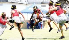  ??  ?? Chikwata cheAirforc­e Traditiona­l Dance Group chaitandad­za vanhu pagungano reDefence Culture Week svondo rapera muguta reHarare