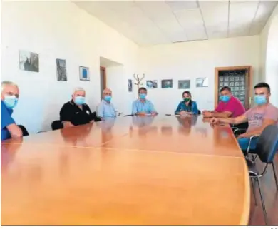  ?? D. A. ?? Un momento de la reunión entre la Junta de Usuarios y la delegada de Agricultur­a.