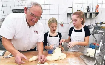  ?? RP-ARCHIV: JÖRG KNAPPE ?? „Ich weiß nicht, wo ich die Zeit für die Umsetzung der EU-Regelung hernehmen soll“, sagt der Brüggener Bäckermeis­ter Erich Lehnen. Unser Foto zeigt ihn bei einer Backaktion mit Kindern.