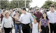  ??  ?? Apoyo. El Presidente de México subrayó que a tres semanas del terremoto ya se transfiere­n apoyos a las familias que sufrieron afectacion­es.