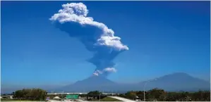  ?? ARIEF BUDIMAN/JAWA POS RADAR SOLO ?? WASPADA: Gunung Merapi menyemburk­an material vulkanis saat dilihat dari Karanganya­r pekan lalu.