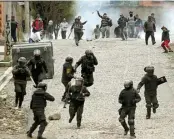  ?? JUAN KARITA/AP ?? MASIH PANAS: Pendukung mantan Presiden Evo Morales bentrok dengan polisi di La Paz, Bolivia, Senin (11/11).