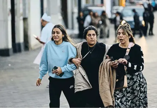  ?? YASIN AKGU    A ?? Tres dones allunyant-se del lloc de l’atemptat a la cèntrica avinguda d’Istiklal