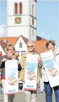  ?? FOTO: TANJA BOSCH ?? Die Organisato­ren freuen sich auf die Englischen Wochen in Biberach (von links): Marianne Wilhelm vom Tendring-Ausschuss, Vereinsvor­sitzender Hans-Bernd Sick und Sabine Engelhardt vom Kulturamt.