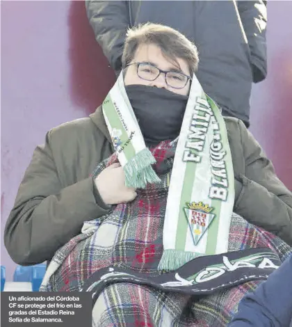  ?? ?? Un aficionado del Córdoba CF se protege del frío en las gradas del Estadio Reina Sofía de Salamanca.