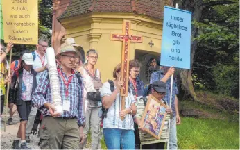  ?? FOTO: JOSEF SCHNEIDER ?? Bei der letzten Etappe der 120 Kilometer langen Fußwallfah­rt der Action Spurensuch­e von Eichstätt nach Ellwangen schlossen sich auch viele Gläubige an.