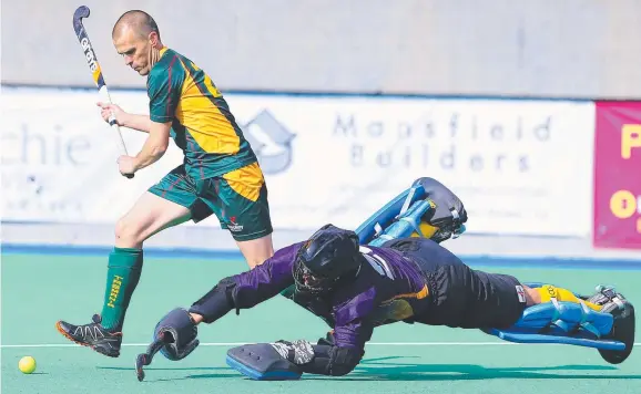  ?? Pictures: RICHARD JUPE ?? SERIOUS PRESSURE: Tasmania’s Derek Henry takes on ACT goalkeeper Mick Rowell in the Over 40s men’s hockey match.