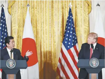  ??  ?? Le président américain Donald Trump a rencontré le premier ministre japonais, Shinzo Abe, vendredi à la Maison-Blanche. Lors de la rencontre, le président a réaffirmé l’engagement de son pays dans la «sécurité» du Japon. - Associated Press: Pablo...