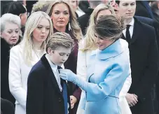  ??  ?? El diseñador que seleccionó para esta ocasión Melania Trump también hizo en su momento muchos trajes para Hillary Clinton.