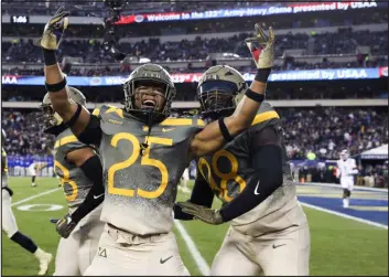  ?? HEATHER KHALIFA — THE PHILADELPH­IA INQUIRER VIA AP ?? Army players celebrate after the team blocked a punt by Navy and returned it for a touchdown in the second quarter on Saturday in Philadelph­ia.