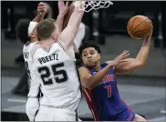  ?? ERIC GAY — THE ASSOCIATED PRESS ?? Detroit Pistons guard Killian Hayes (7) drives to the basket against San Antonio Spurs center Jakob Poeltl
(25) and guard Derrick White (4) during the second half of Thursday’s game in San Antonio.