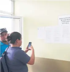  ??  ?? EDUCACIÓN. Docentes buscan informació­n en la departamen­tal. Para cortés son 1,616 plazas en concurso.