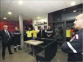  ??  ?? Parmi les sapeurs-pompiers toulonnais de garde la nuit dernière, certains l’étaient déjà le  décembre dernier. Ils ont été les premiers à intervenir sur le drame familial qui a secoué la résidence HLM Mon Paradis à Toulon Ouest.