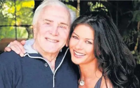  ?? Christie Bannon ?? > Catherine Zeta-Jones poses with her father-in-law Kirk Douglas as he celebrates his 101st birthday