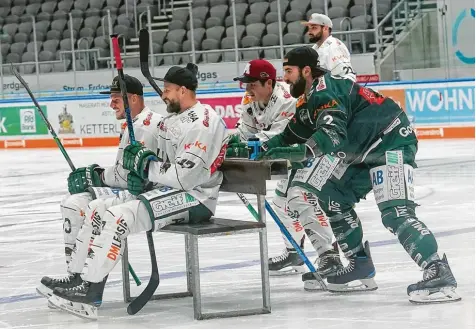  ?? Foto: Siegfried Kerpf ?? Die Augsburger Panther bestreiten heute in Köln ihr erstes Saisonspie­l. Die Stimmung im Team ist gut, wie auch unser Bild beweist. Es entstand beim Hockey Day im Curt Frenzel Stadion. Steffen Tölzer (vorne links) und Arvids Rekis lassen sich von Tim Bullnheime­r (hinten links) und Brady Lamb über das Eis schieben.