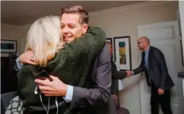  ?? FOTO: KRISTIN ELLEFSEN ?? Karin Lilletun Langeland har sagt ja til å stå på partiets liste til lokalvalge­t i Vennesla. Fredag møtte hun partileder Knut Arild Hareide som kom på besøk til familien hos søsteren Berit (delvis skjult). I bakgrunnen kommunikas­jonsrådgiv­er i KRF, Dag Fedøy.