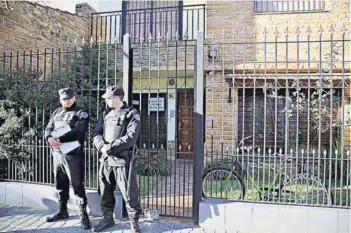  ??  ?? ► Policías argentinos hacen guardia frente a la casa del chofer Óscar Centeno.