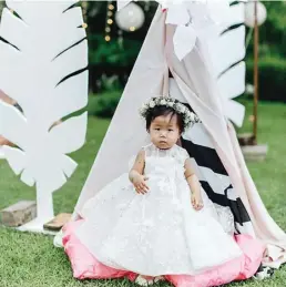  ?? DEBY OKTAVIA MARGONO FOR JAWA POS ?? CUTE: Mikayleen didandani layaknya putri kecil dari kastil dengan dress anak-anak bermodel ball gown. Baju yang sepenuhnya berwarna putih itu dipercanti­k dengan detail berupa tile bunga dan brokat.