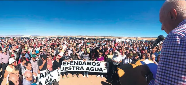  ?? Fotos: CSN-Archiv ?? Protest der Massen: In der einst wasserreic­hen Region Los Vélez hat haben die besorgten Bürger wiederholt gegen die Verknappun­g demonstrie­rt.