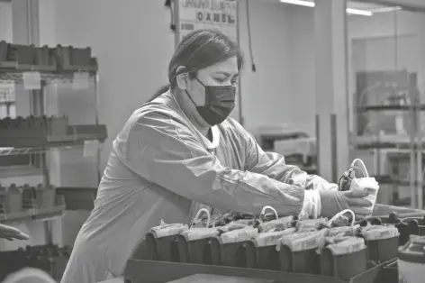  ?? FOTO GÉNESIS ALVARADO/CRONKITE NOTICIAS) ?? STEPHANIE TSOSIE PREPARA bolsas de sangre donada para una centrífuga dentro de un centro de donación Vitalant en Tempe. La centrífuga hace girar los paquetes y separa los glóbulos rojos de las plaquetas y el plasma.