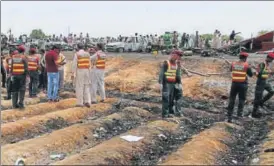  ?? AP ?? Rescue workers at the site of the explosion at a highway near Bahawalpur in Pakistan.