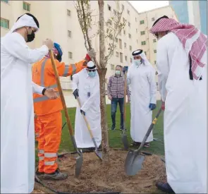  ??  ?? VIPs planting trees at Al Shoura Plaza.