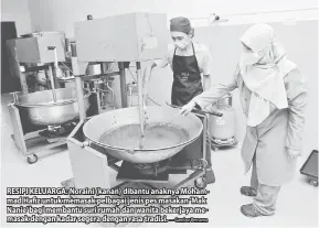  ??  ?? RESIPI KELUARGA: Noraini (kanan) dibantu anaknya Mohammad Hafiz untuk memasak pelbagai jenis pes masakan ‘Mak Nanie’ bagi membantu suri rumah dan wanita bekerjaya memasak dengan kadar segera dengan rasa tradisi.