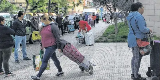  ?? ARCHIVO LA NUEVA. ?? LA GENTE que más lo necesita se agolpa en las calles de Madrid buscando los alimentos que se distribuye­n en las distintas entidades benéficas.