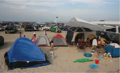  ?? JOSÉ LUIS TAPIA ?? Van a llevar un control de las personas que pasan la noche en la arena de la playa.