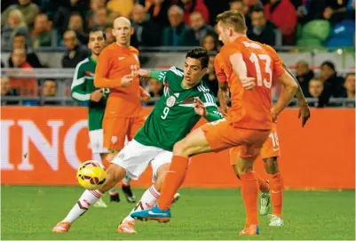  ??  ?? PENDIENTES. Jiménez saca un remate en la última visita del Tricolor a Holanda a finales del 2014.