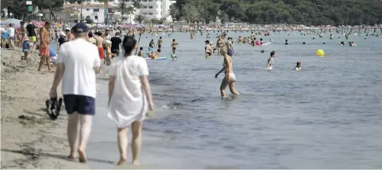  ?? Foto: dpa ?? Auch im September konnten Urlauber noch sommerlich­e Temperatur­en in Spanien genießen.