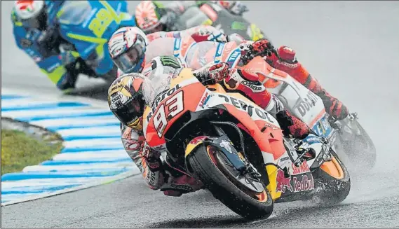  ?? FOTO: MOTOGP.COM ?? Marc Márquez liderando una carrera en Motegi en agua por delante de Dovizioso. El circuito propiedad de Honda es un “enemigo” para sus pilotos