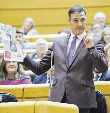  ?? ALEJANDRO MARTÍNEZ VÉLEZ / EUROPA PRESS ?? Pedro Sánchez muestra una portada de ‘El Mundo’ al líder del PP, ayer en el Senado.