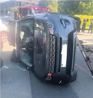  ??  ?? The overturned Landrover Discovery outside Macclesfie­ld Hospital