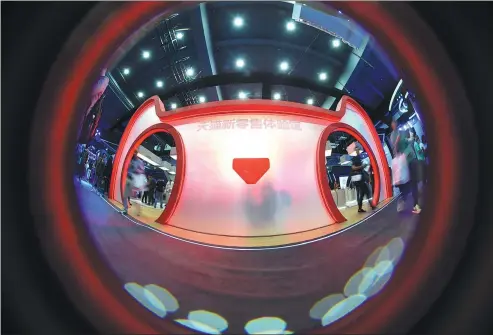  ?? LI ZHONG / FOR CHINA DAILY ?? A fish-eye view of customers experienci­ng ‘New Retail’ hall of Tmall in Hangzhou in October.